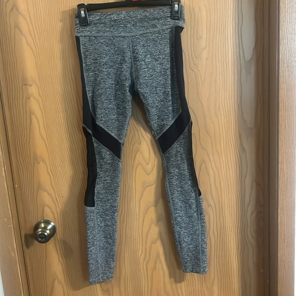 Beyond Yoga Black Charcoal Spacedye Mid Rise 7/8 Leggings with Mesh Cutouts XS - Picture 7 of 11